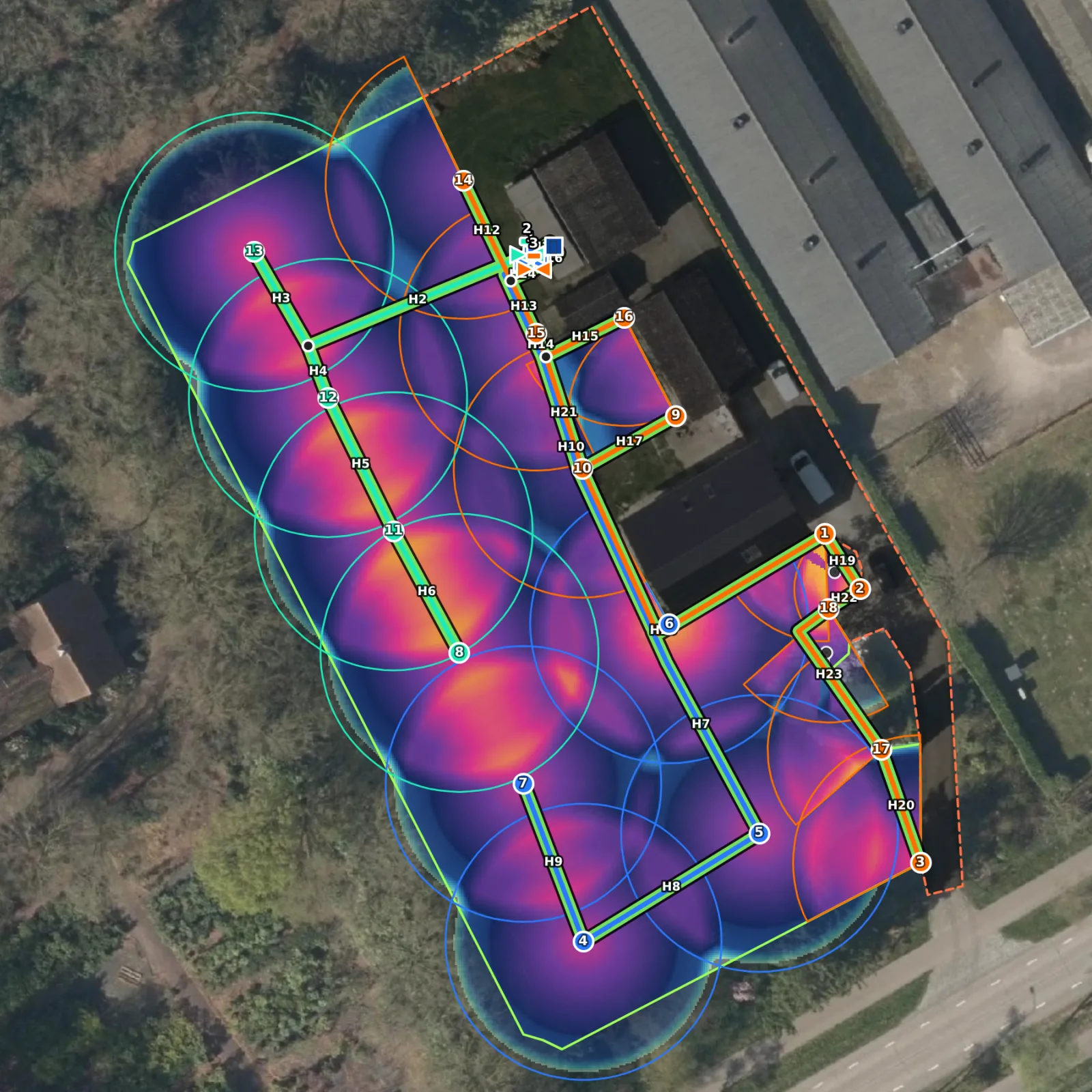 Un vrai jardin de 3 360 m² dans Rainplot : 18 arroseurs escamotables en 3 zones avec leurs tuyaux, et la carte de pluviométrie sur la photo aérienne